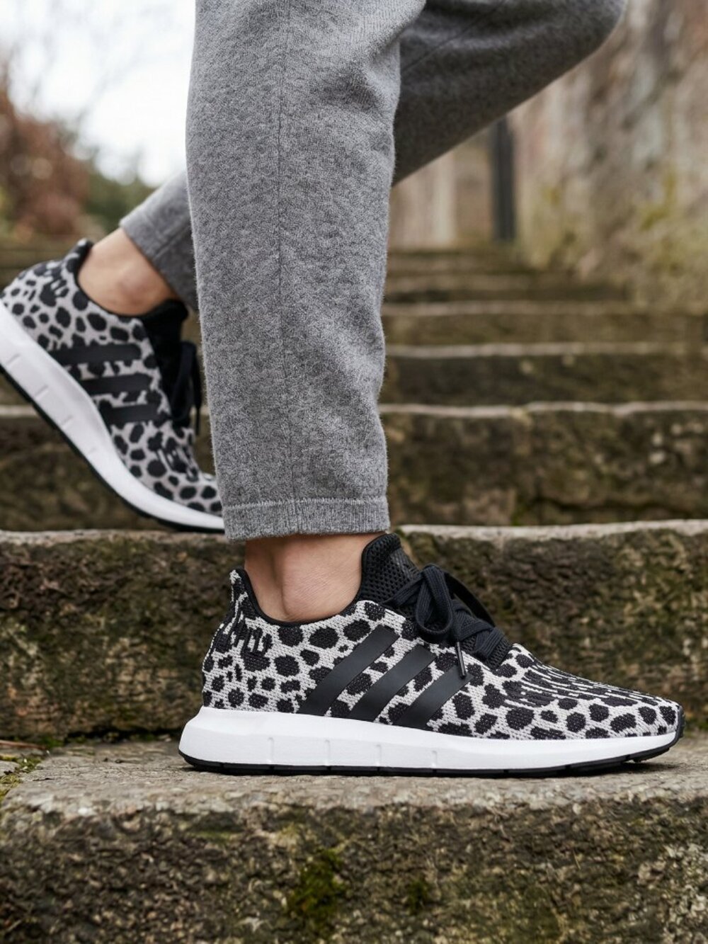 ADIDAS ORIGINALS SWIFT RUN Casual Women's Sneakers Shoes Off White Black size 7